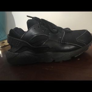 Nike Boys Black Size 3 big kid tennis shoes